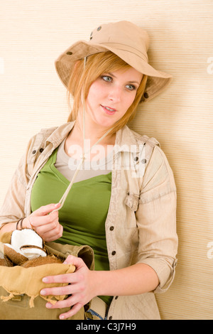 Portrait de jeune femme safari avec un sac plein de noix de coco Banque D'Images