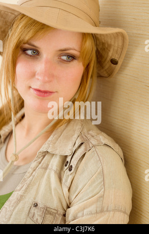 Portrait of happy young woman avec safari hat Banque D'Images