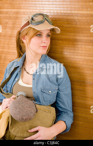 Portrait de jeune femme avec des lunettes pilote assis Banque D'Images