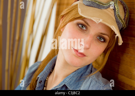 Portrait de jeune femme avec des lunettes de pilote Banque D'Images