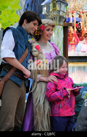 Disneyland Paris. Les enfants répondent à des personnages de Raiponce EuroDisney. Banque D'Images