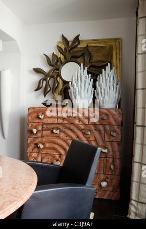 Karl Hahn en forme de corail tulip-vase sur la poitrine en bois sablé, Philippe Starck Banque D'Images