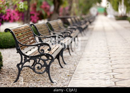Rangée de bancs dans le parc de l'Asie, faible profondeur de champ avec l'accent sur le premier banc de la Banque D'Images