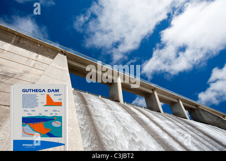 Gathega alimentant le barrage de l'eau pour pouvoir Guthega power station dans le cadre de l'hydro Snowy Mountains scheme Banque D'Images