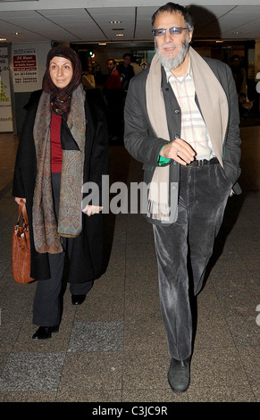 Fauzia Mubarak Ali et Yusuf Islam alias Cat Stevens Yusuf Islam arrivant à l'aéroport de Dublin un jour avant le début de son premier Banque D'Images