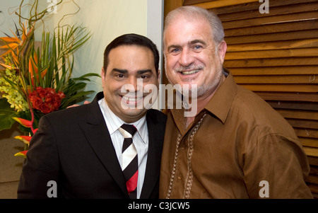 La chanteuse latine/chef de Gilberto Santa Rosa en coulisses avec sa famille au Centro de Bellas Artes Luis A. Ferré arena Santurce, Banque D'Images