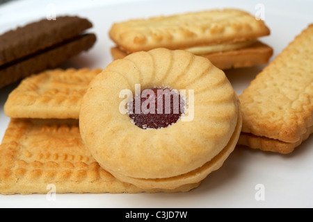 Un assortiment de biscuits britannique sur une plaque y compris un dodger jammie Banque D'Images