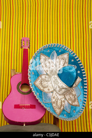 Broderie mariachi Mexican Hat pink guitare en fond rayé Banque D'Images