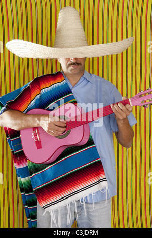 Poncho sarape mexicain man playing guitar sombrero mexicain typique Banque D'Images