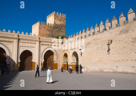 Place Moulay Abdallah square à l'extérieur de la forteresse de Cherarda Casbah Mellah le vieux quartier juif de l'Afrique centrale nord du Maroc Fès Banque D'Images