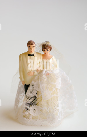 Studio shot of Bride and Groom figurines Banque D'Images