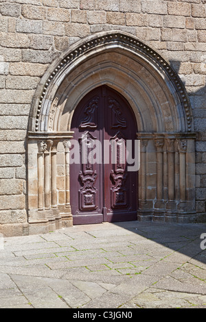 Portail de l'église São Francisco à Guimaraes, Portugal. Ordres mendiants style gothique. Banque D'Images