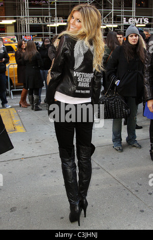 Marisa Miller Victoria's Secret Angels prendre sur Times Square pour promouvoir le retour de Victoria's Secret Fashion Show de nouveau Banque D'Images