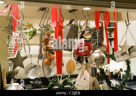 Rack ustensile de cuisine ornée de ruban rouge et décorations de fête Banque D'Images