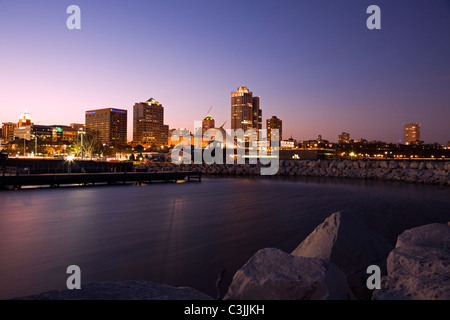 USA, Wisconsin, Milwaukee d'horizon de l'autre lac au crépuscule Banque D'Images