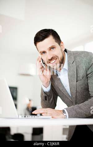 Man working in office Banque D'Images