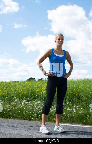 Une femme prenant une pause au cours de l'entraînement, la Suède. Banque D'Images