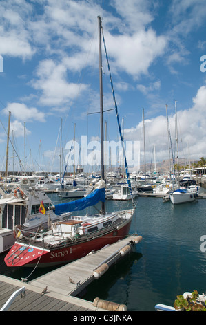 Dh Puerto Calero Marina Puerto Calero Lanzarote voilier dans le port Marina Jetty Banque D'Images