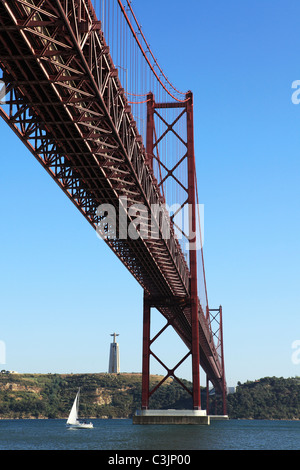 Le 25 avril pont (Ponte 25 de Abril) enjambe la rivière Tagus (Rio Tejo) à Lisbonne, Portugal. Banque D'Images