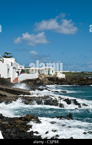 dh ARRIETA LANZAROTE Maison blanche Lanzarote village côtier piscine rocheuse Banque D'Images