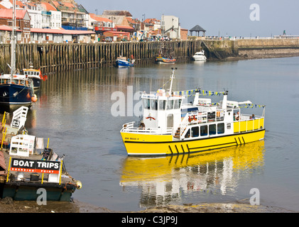 Bateau de tourisme de retourner au mouillage dans le port de Whitby, North Yorkshire angleterre Europe Banque D'Images