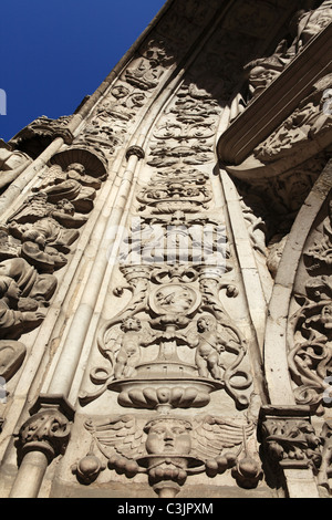 Sculpture sur le tympan de l'Église Velha Conceicao (Igreja da Conceição Velha) dans le centre de Lisbonne, Portugal. Banque D'Images