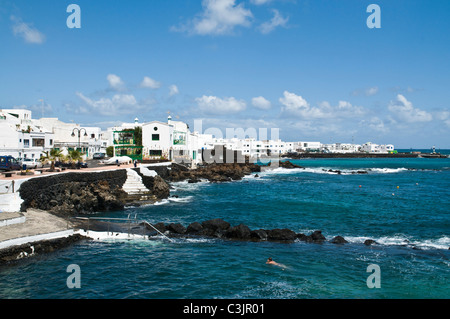 Dh PUNTA DE MUJERES Lanzarote Lanzarote village côtier woman swimming Banque D'Images