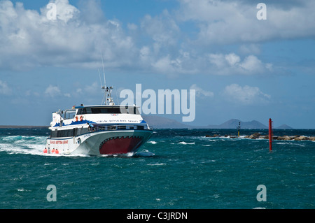 Dh ORZOLA LANZAROTE La Graciosa island ferry arrivant Orzola Banque D'Images