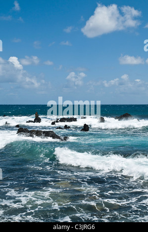 Dh PUNTA DE MUJERES Lanzarote Lanzarote coast roche de lave shore surf waves Banque D'Images