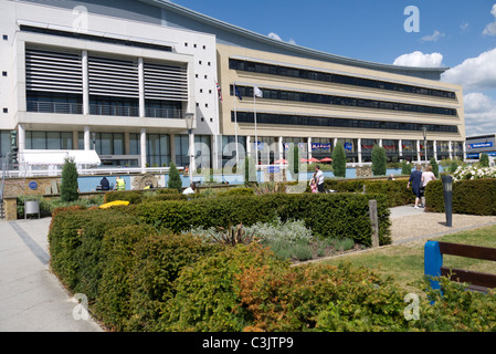 Harlow Civic Centre et jardins en comté d'Essex Banque D'Images