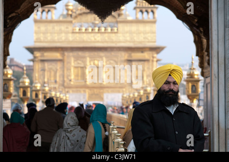 La garde à l'entrée du temple d'or d'Amritsar. Banque D'Images