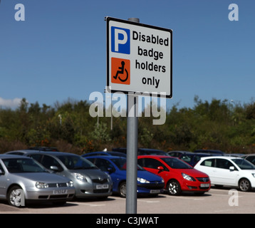 Mobilité porte seul signe pour conducteurs handicapés dans un parking dans le Royaume-Uni. Banque D'Images