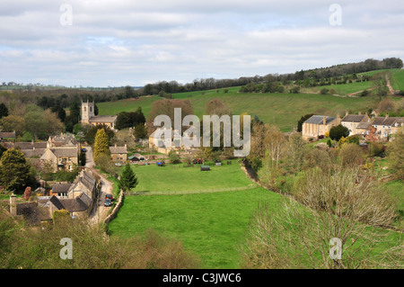 Avis de Naunton, Gloucestershire montrant St Andrew's Church Banque D'Images