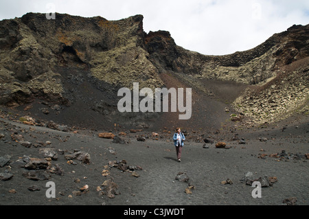 dh MONTANA CUERVO LANZAROTE Femme touristique marchant dans le volcan îles canaries Banque D'Images