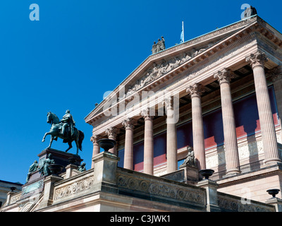 Vue extérieure de l'Alte Nationalgalerie sur l'île des musées à Berlin Mitte Banque D'Images