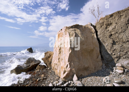 Côte de la mer Noire. D'énormes rochers. Vagues déferlantes et des pierres contre un deux plongeurs. La Crimée. L'Ukraine. Banque D'Images