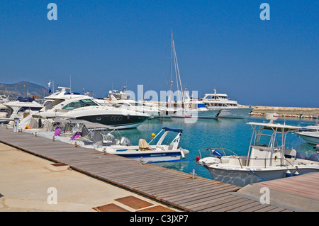 La zone de la marina du vieux port de Lakki la petite ville dans la péninsule d'Akamas Banque D'Images