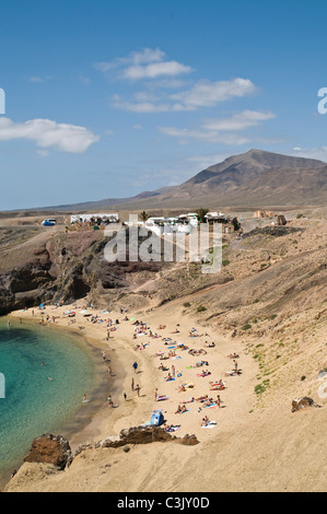 Playa de Papagayo PAPAGAYO dh les gens de mer à Lanzarote Playa Papagayo beach cafés maison de vacances Banque D'Images