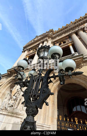 Lampadaire orné à l'extérieur de l'Opéra Garnier, Paris Banque D'Images