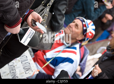 La BBC de Londres reporter attend en ligne pour interview du patriote et royaliste Terry Hutt à la veille de la mariage royal 2011 Banque D'Images