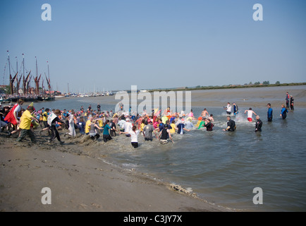 Fun porteur et les concurrents partent au début de la course de boue maldon 2011 Banque D'Images