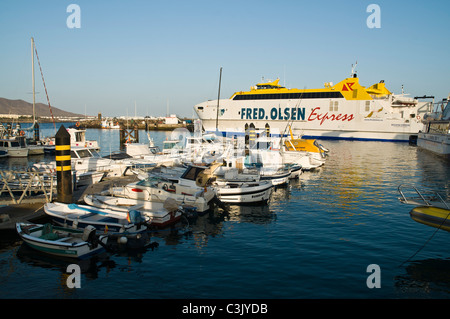 Dh Playa Blanca marina Playa Blanca Lanzarote Fred Olsen Express ferry à destination de Fuerteventura et bateaux au port Banque D'Images