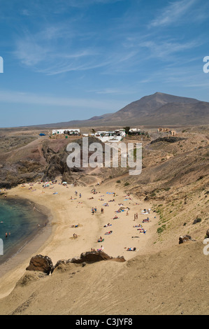 Playa de Papagayo PAPAGAYO DH LANZAROTE Playa Papagayo beach cafés et des gens sur les vacances Banque D'Images