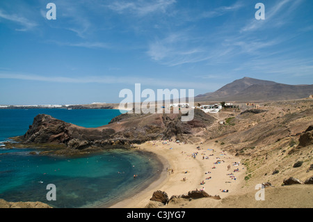 Playa de Papagayo PAPAGAYO DH LANZAROTE Playa Papagayo beach cafés et des gens sur le sable de la plage Banque D'Images