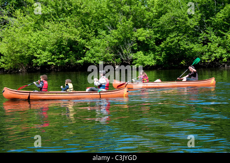 Canoës sur la Dordogne près de La Roque Gageac, Dordogne France UE Banque D'Images