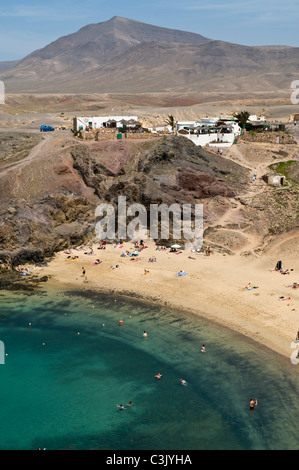 Playa de Papagayo PAPAGAYO DH LANZAROTE Playa Papagayo beach cafés et de personnes sur la plage Banque D'Images