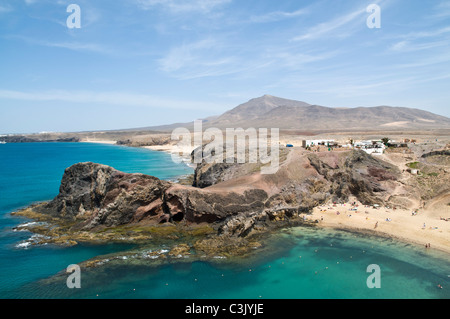 Playa de Papagayo PAPAGAYO DH LANZAROTE Playa Papagayo cafés de plage et les gens sur la plage lanzarote iles canaries Banque D'Images