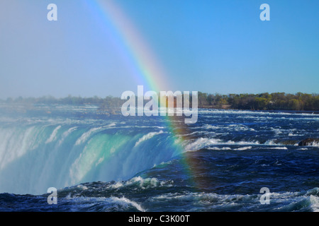 Arc-en-ciel au-dessus des Chutes du Niagara Banque D'Images
