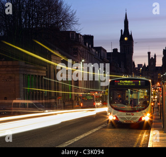 Premier bus dans Union Street, Aberdeen, Scotland, UK la nuit Banque D'Images