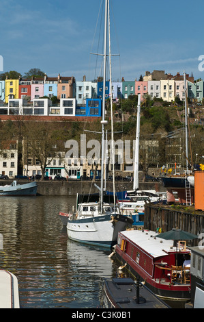 Les quais de condensats chauds dh Bristol BRISTOL Bristol City Docks Harbour Marina flottante barge et yacht bateaux Banque D'Images